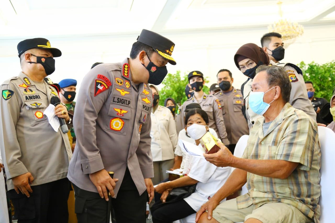 Tinjau Vaksinasi Serentak, Kapolri Instruksikan Akselerasi ke Lansia dan Anak-Anak
