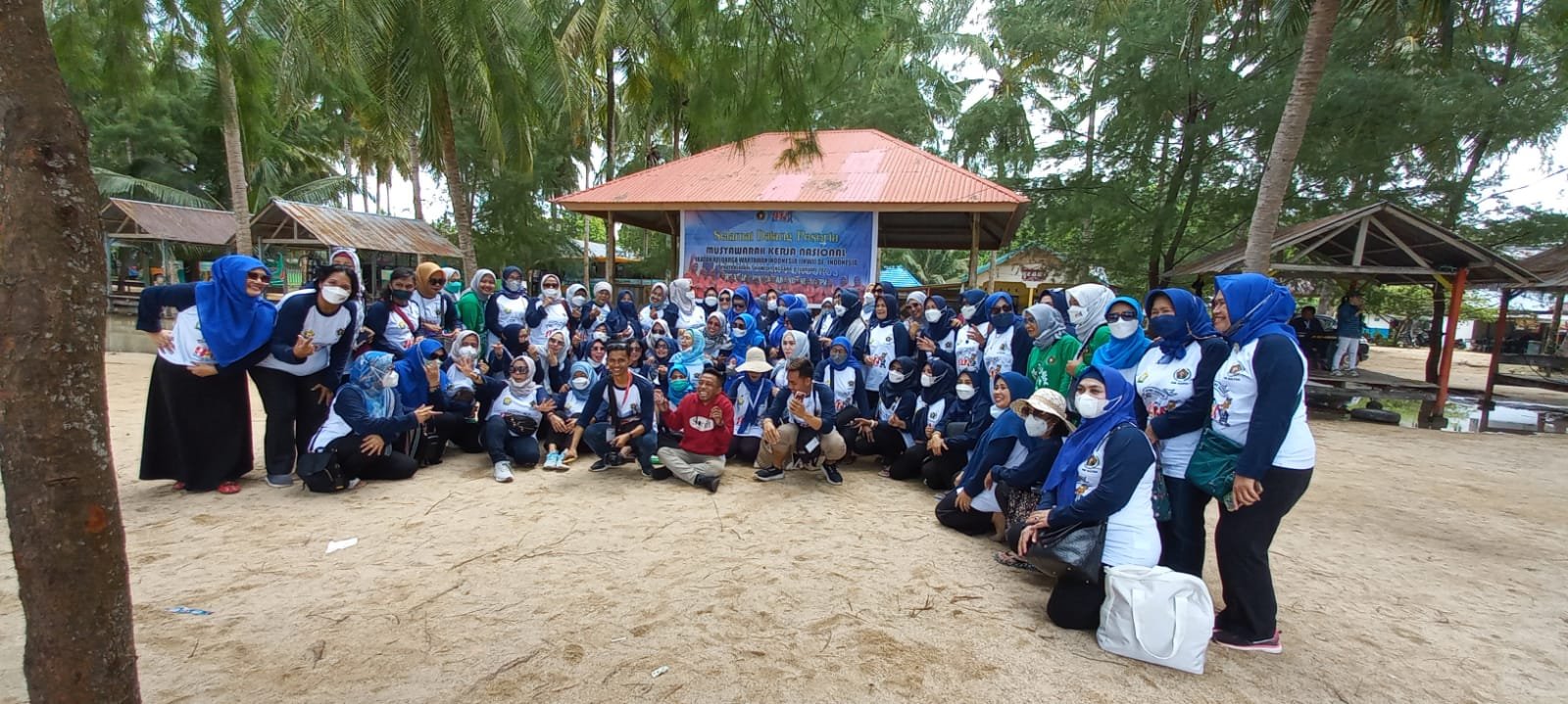 Heboh! Emak-Emak IKWI se Nusantara Bergoyang di Pantai Toronipa