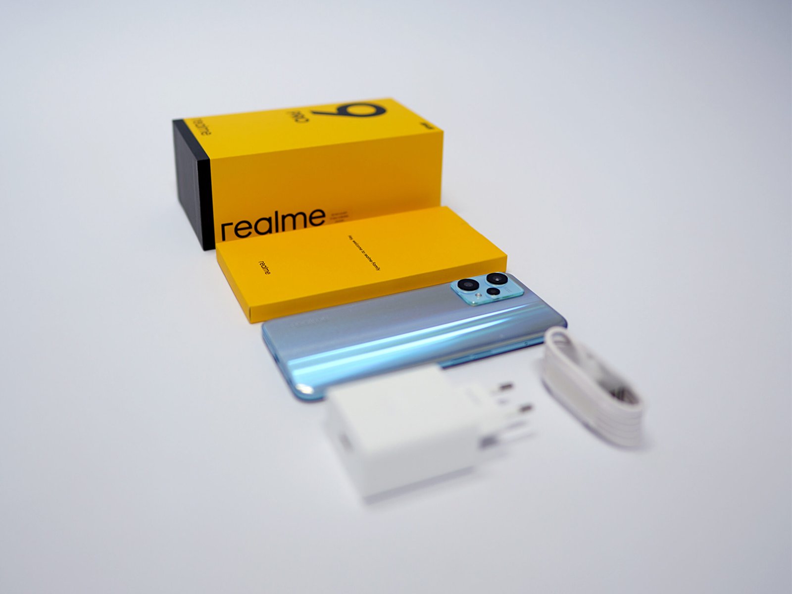 Mengintip Isi Kotak realme 9 Pro Series, Smartphone Flagship in Mid-range Terbaru Besutan realme