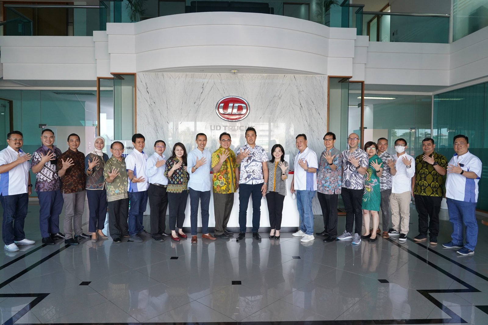 UD Trucks Tutup Tahun 2022 dengan Serah Terima 32 Unit Quester Euro 5