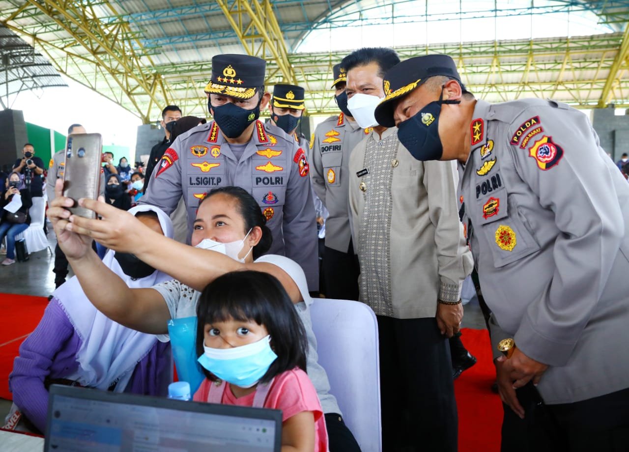 Tinjau Vaksinasi Serentak, Kapolri Ingatkan Syarat Wajib Laksanakan PTM