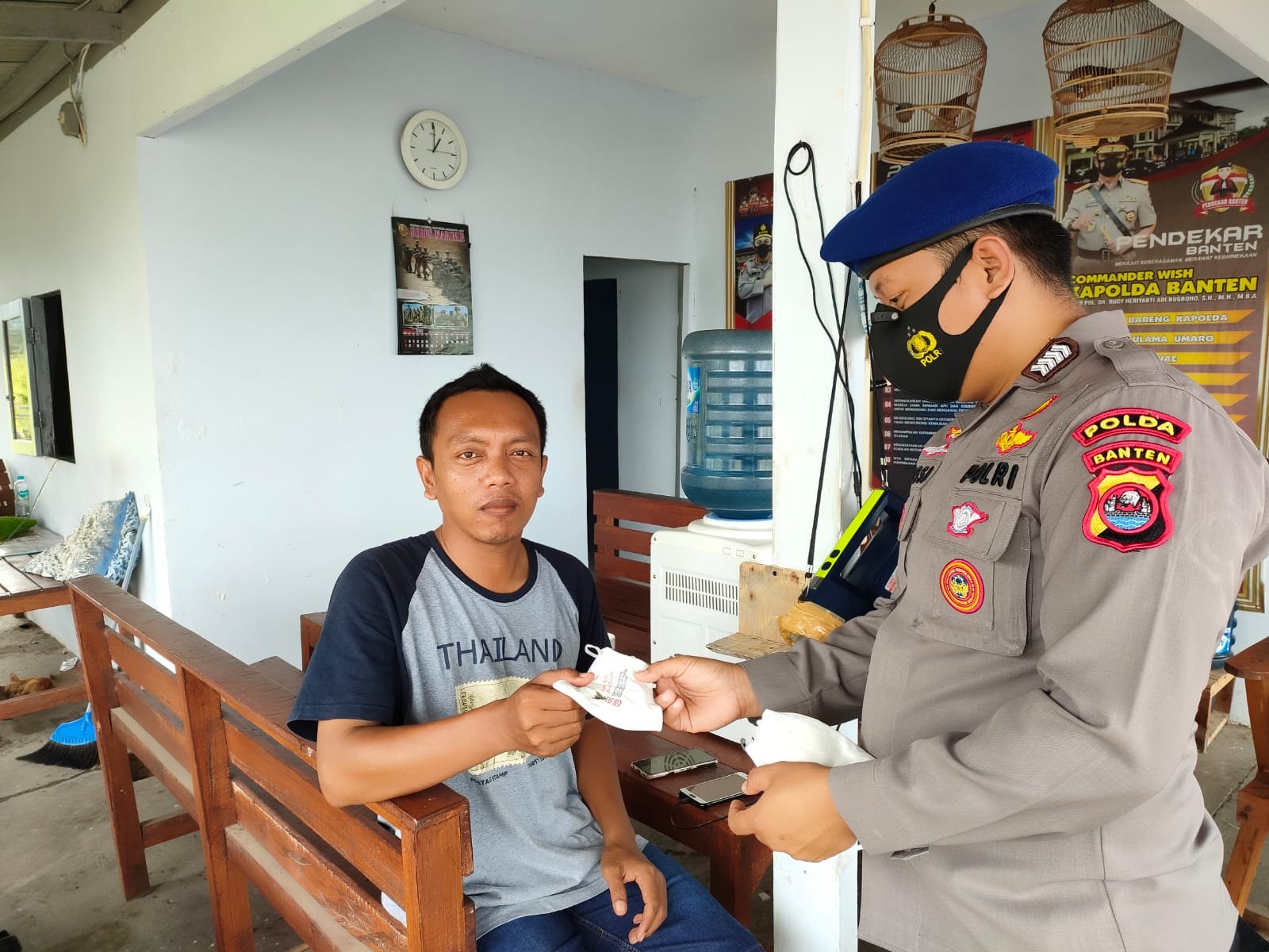 Cegah Penyebaran Covid-19, Personel Ditpolairud Polda Banten Bagikan Masker