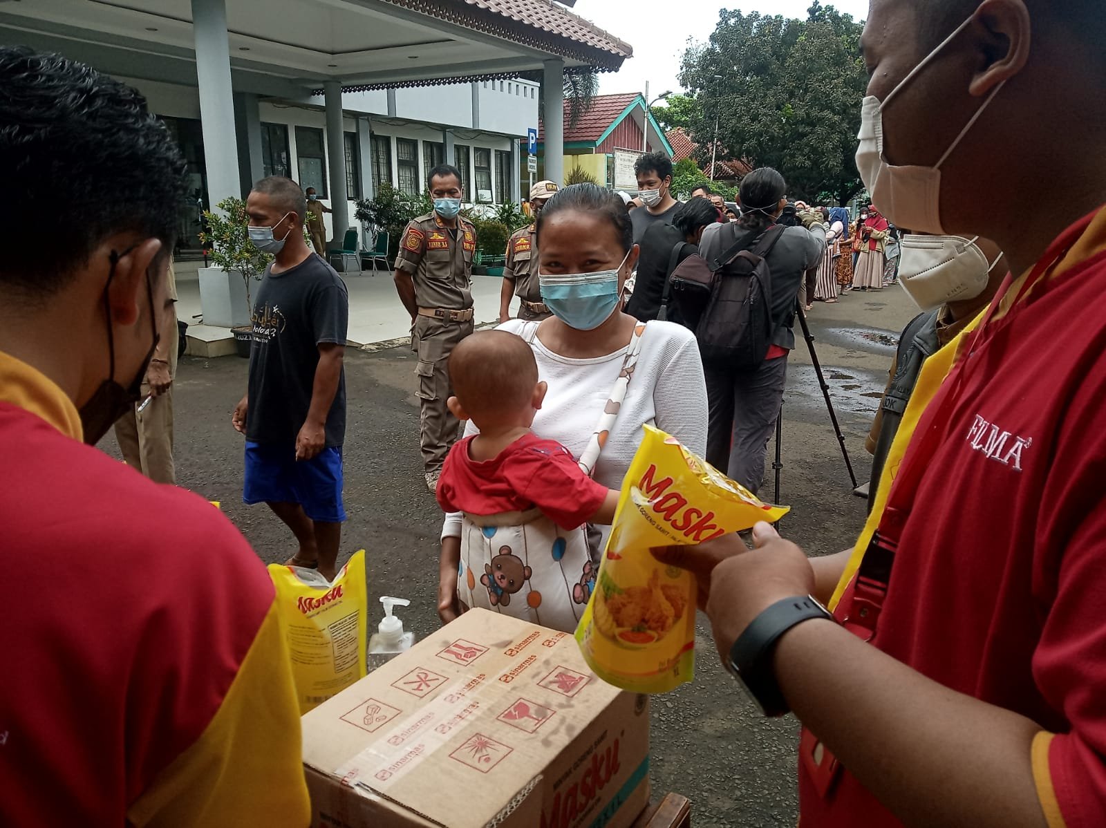 Operasi Minyak Goreng, Warga Serbu Minyak Goreng Murah di Pamulang