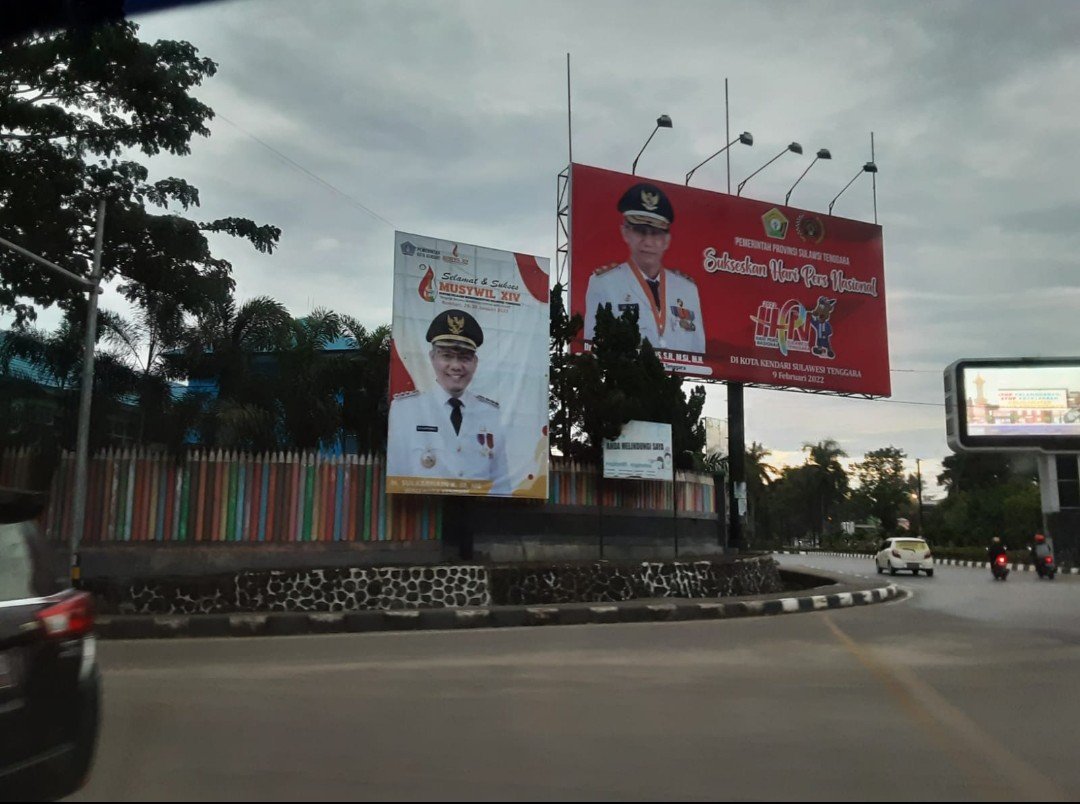Di Kendari Puluhan Baliho Kepala Daerah Sambut Kedatangan Peserta HPN 2022