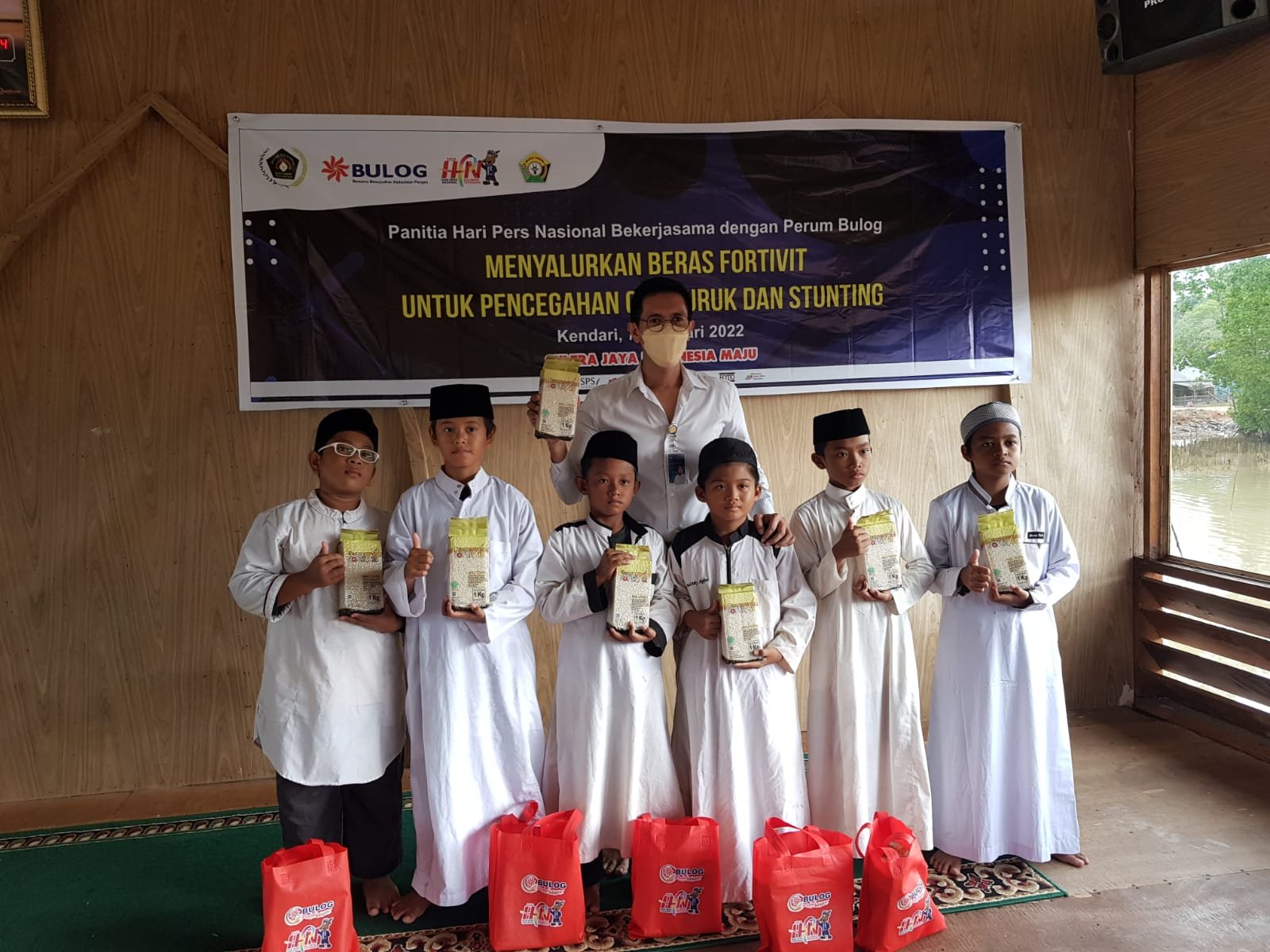 PWI Peduli dan IKWI Salurkan 500 Paket Beras Bervitamin Bulog ke Panti Asuhan dan Santri Penghafal Quran